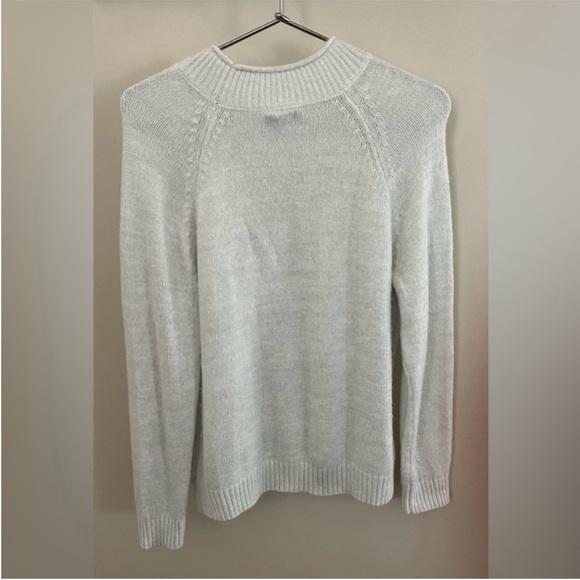 Croft&Barrow Woman's white Long Sleeve Sweater
Size Medium - Picture 2 of 4